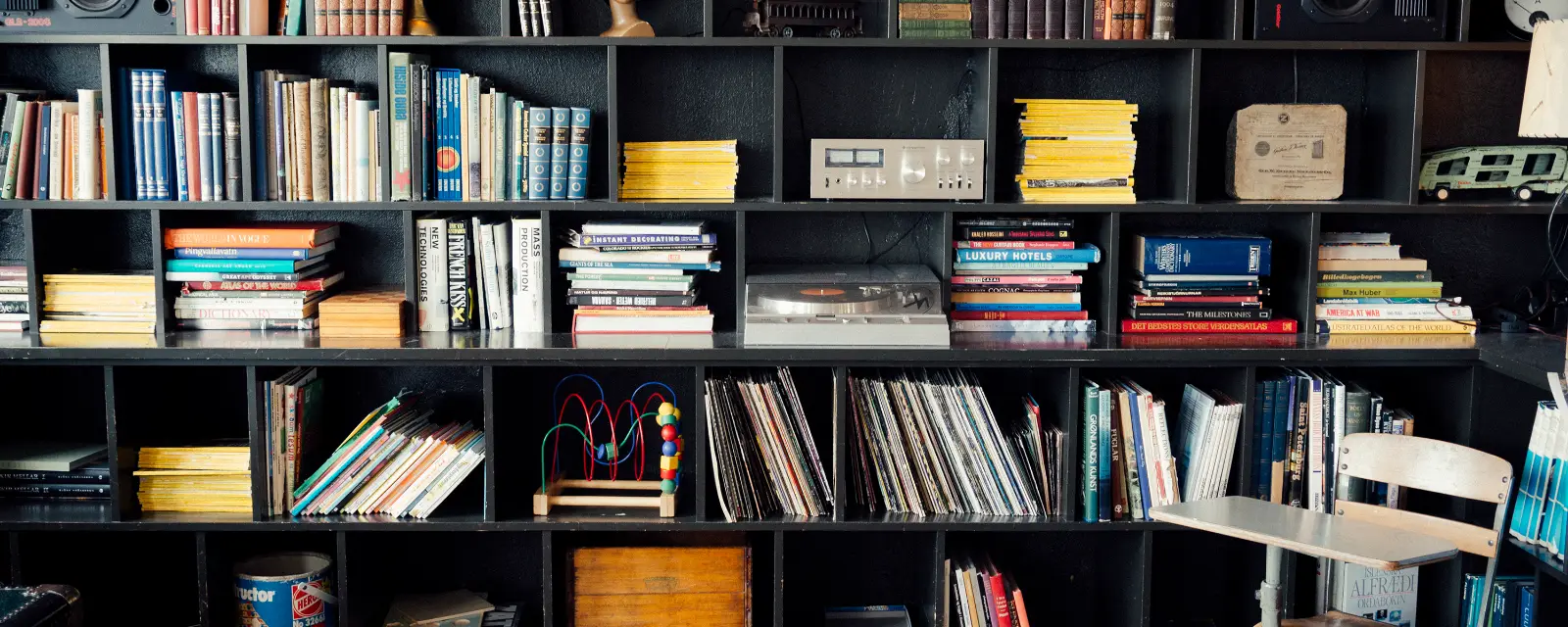 Photo d'illustration, qui ne montre pas cette structure : un mur de livres du sol au plafond, des rayonnages sombres pleins de volumes.