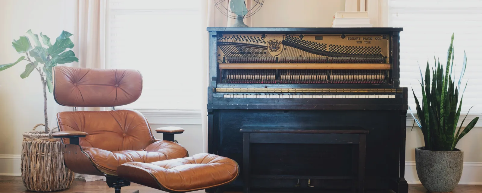 Photo d'illustration, qui ne montre pas cette structure : un fauteuil de cuir et un piano, dans un salon clair.